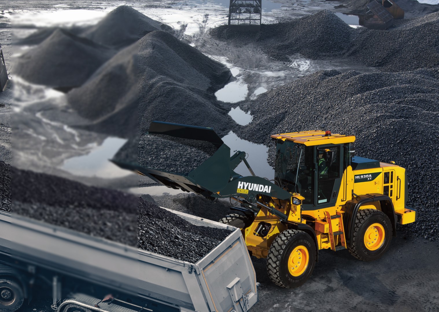 De HL930A wiellader maakt deel uit van de gloednieuwe A-serie van Hyundai: een nieuwe generatie bouwmachines die voldoet aan de Europese emissiestandaard Stage V. Maar hij heeft nog veel meer in petto! Terwijl aan de regelgeving is voldaan, streeft Hyundai naar een baanbrekend niveau in klanttevredenheid met maximale prestaties en productiviteit, meer veiligheid, meer gemak en een verbeterd uptimemanagement. Deze veelzijdige lader met zijn indrukwekkende vermogen en zorgvuldig geselecteerde technologieën waarmee u efficiënter en zuiniger kunt werken, opent een wereld van nieuwe mogelijkheden. Het is tijd om het Hyundaieffect te ervaren!